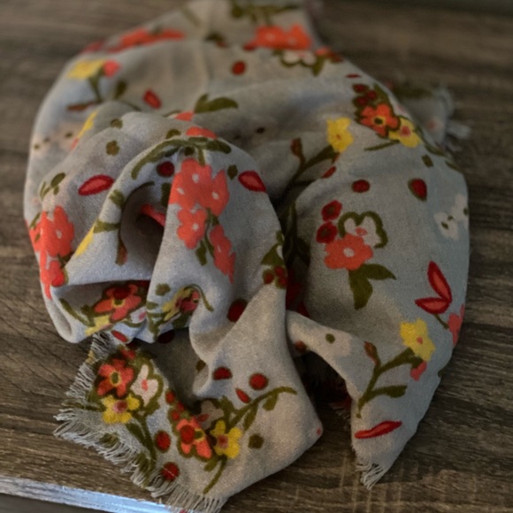 Candie’s Scarf Triangular Floral Fabric 28" Soft Challis Weave Charming and Warm - Picture 3 of 3